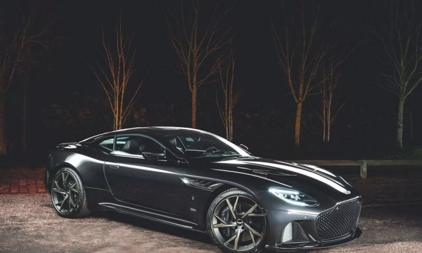 Aston Martin DBS 2021