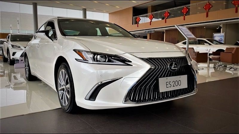 Lexus ES 200 sở hữu thiết kế ngoại thất thừa hưởng phong cách đặc trưng của dòng ES