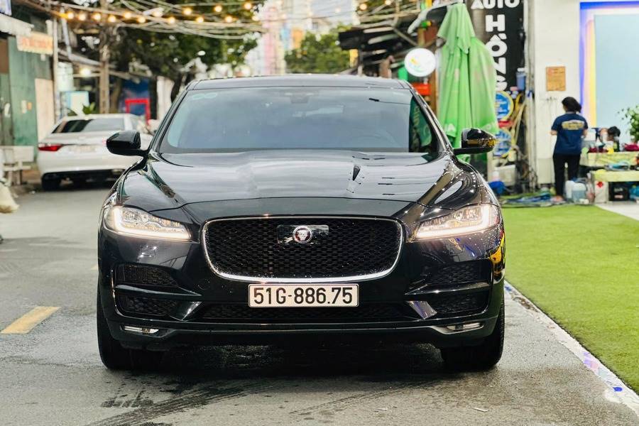 Jaguar F-Pace Prestige model 2019