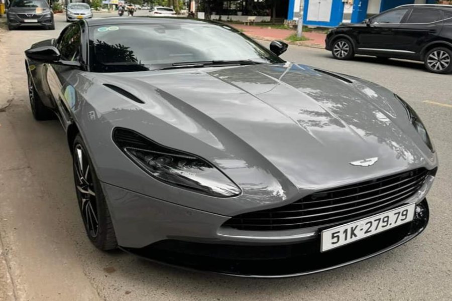 Aston Martin DB11 2022 xám