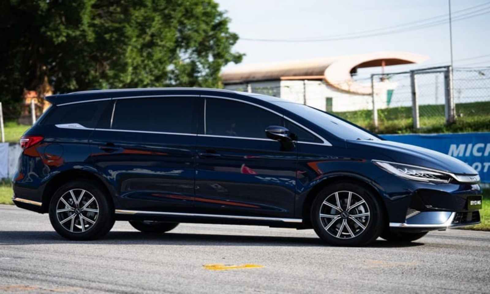 BYD M6