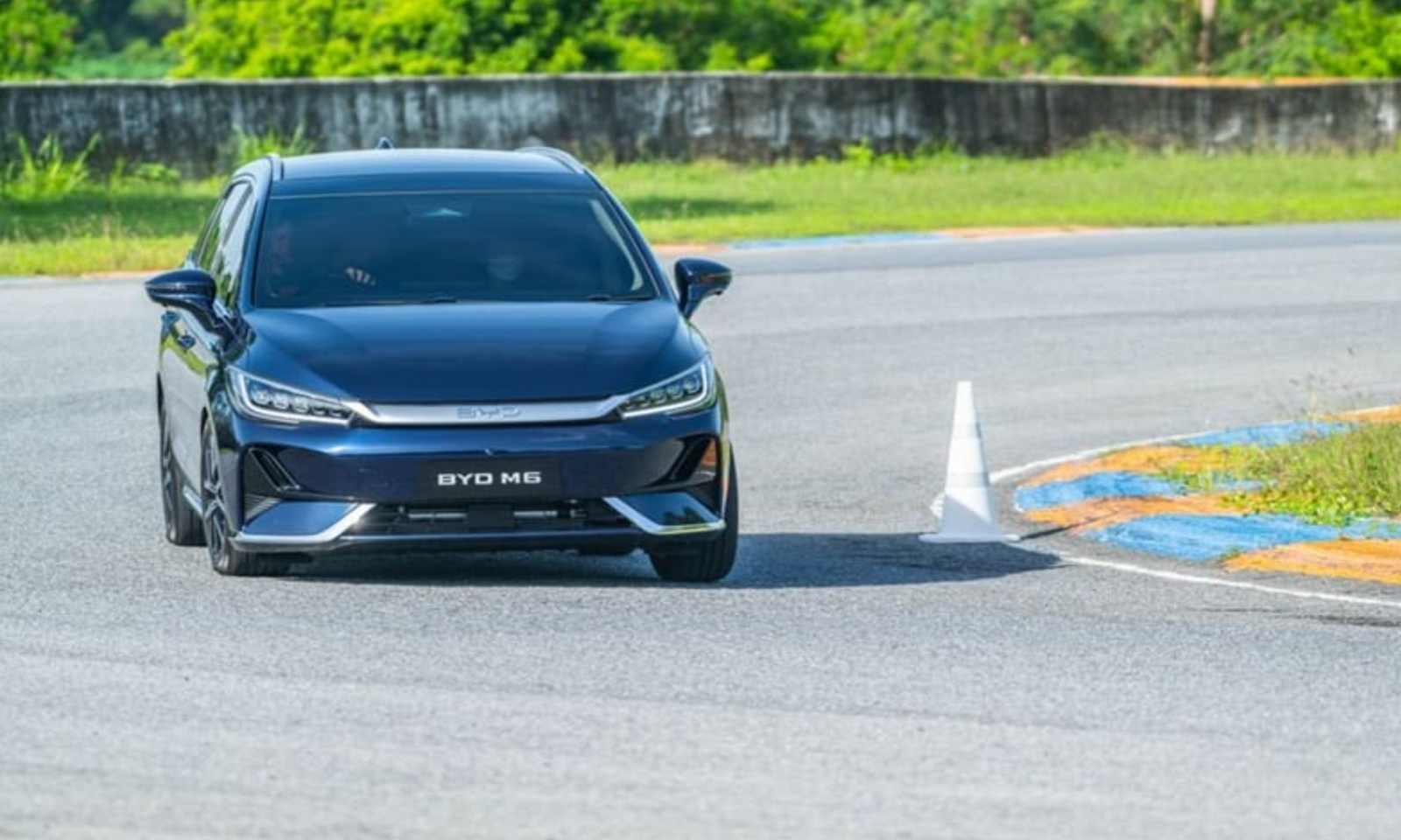 BYD M6