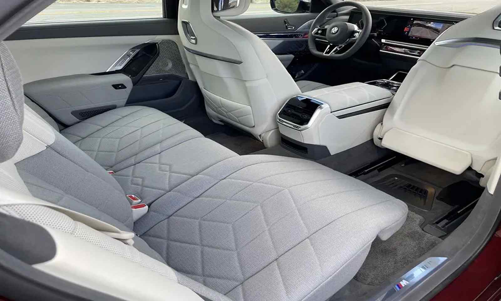 BMW 740i Pure Excellence 2024